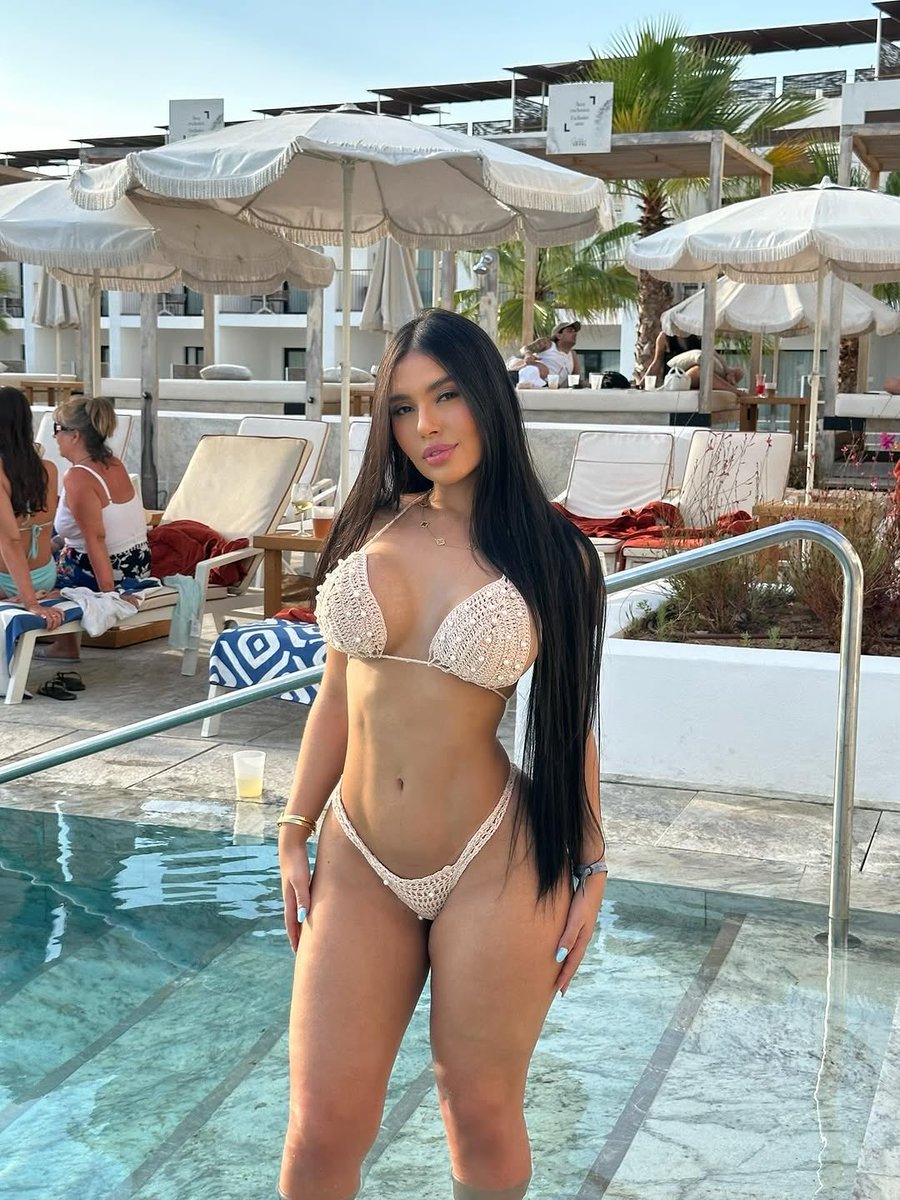 Estter Muniz Nude 220