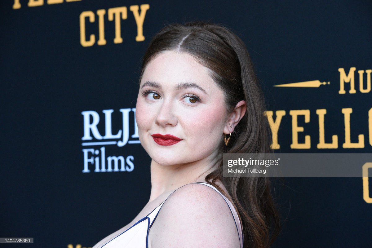 Emma Kenney Nude 5184