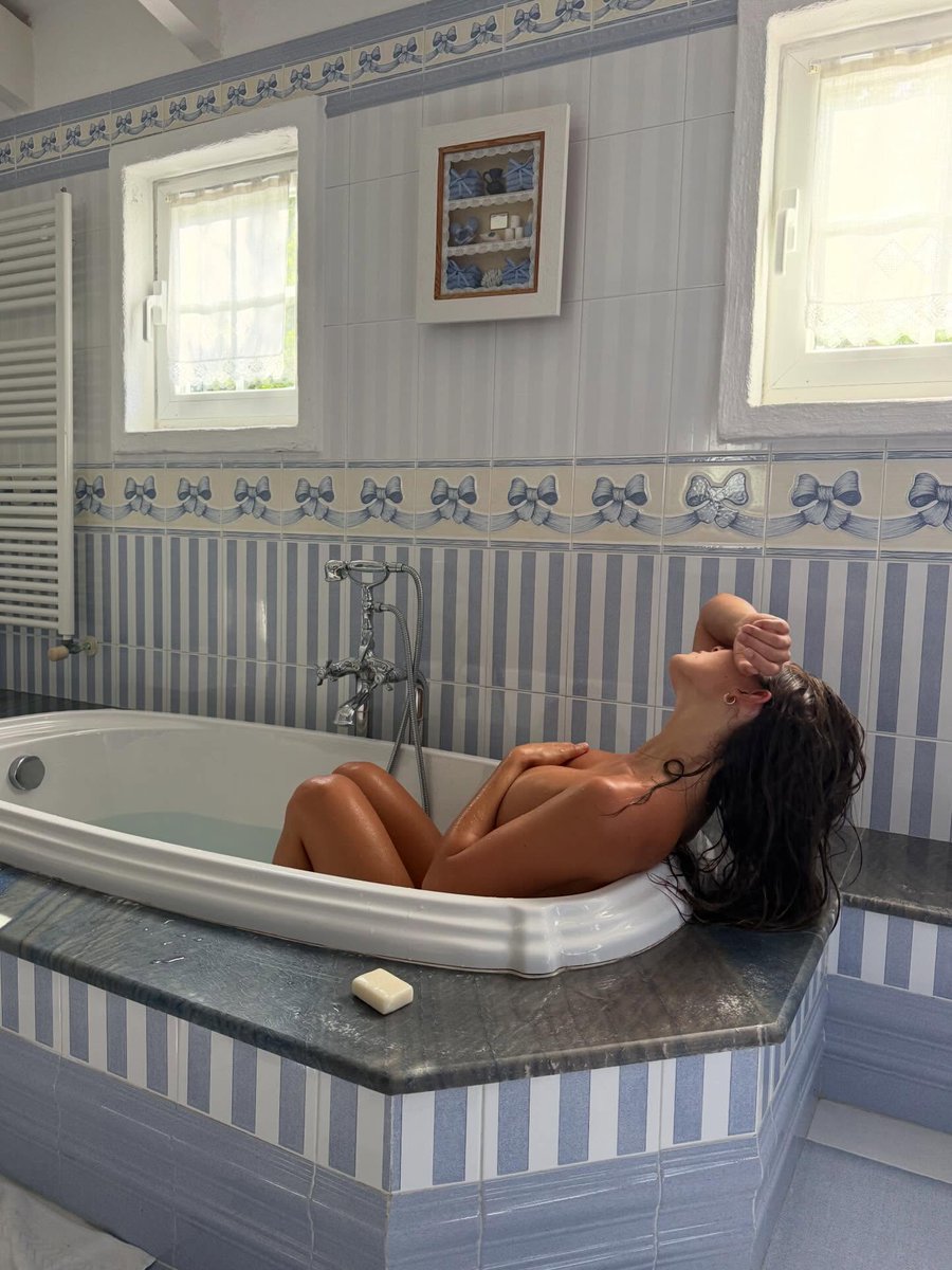 Lola Juarez Nude 2233