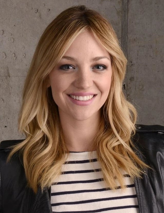 Abby Elliott nude 6