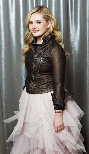 Abigail Breslin nude 4