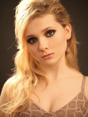 Abigail Breslin nude 5