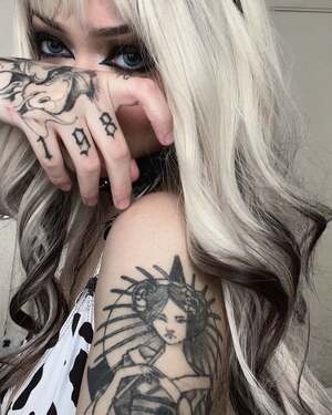 Abru Shaddix nude 5