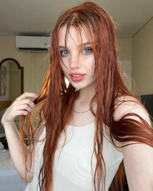 Alena Monashka nude 8