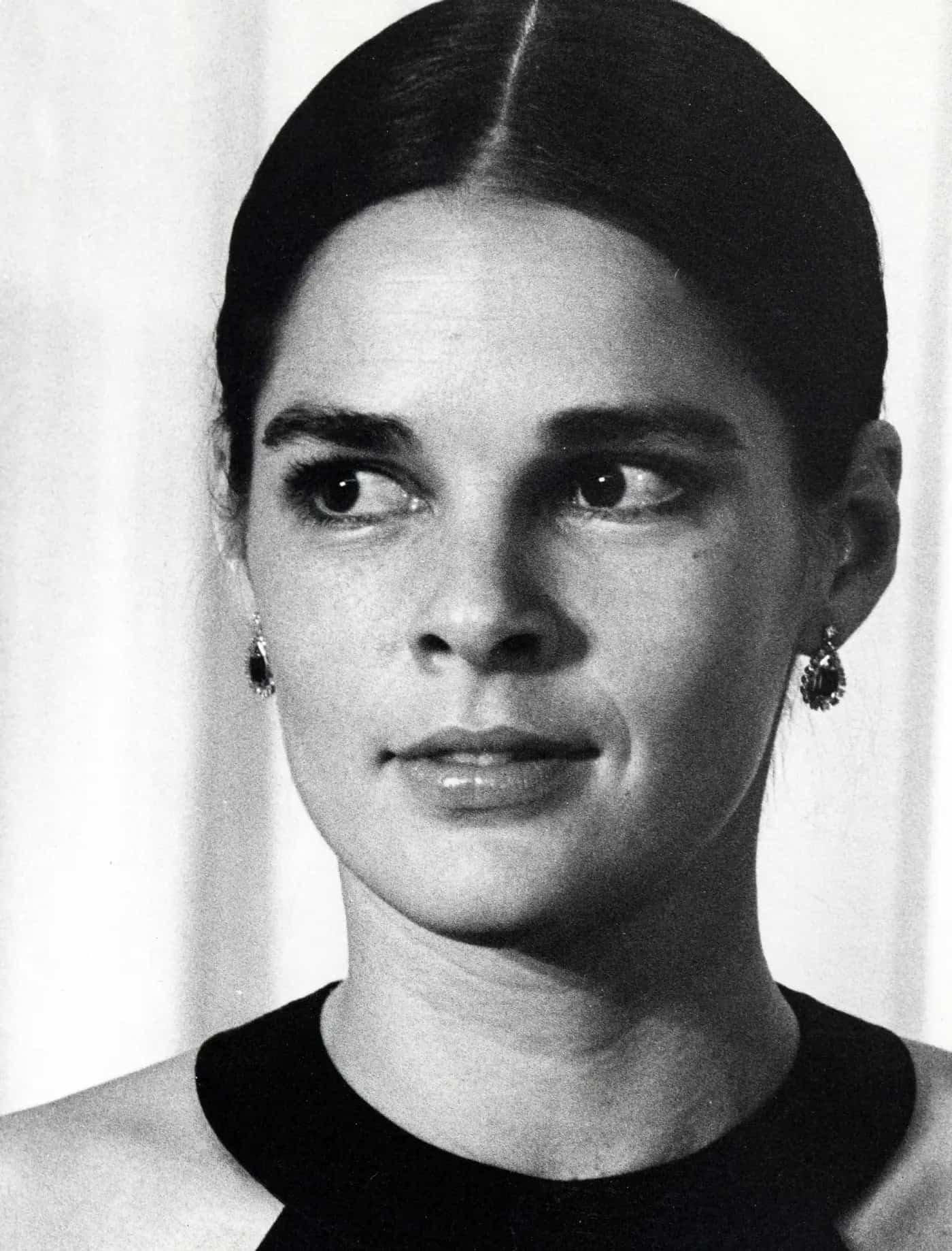 Ali MacGraw nude 9