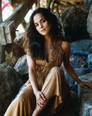 Alice Braga nude 4