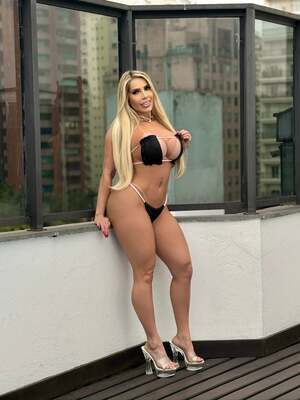 Aline Ferrari nude 3
