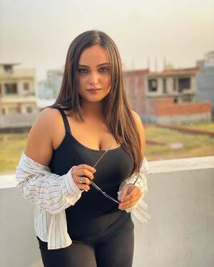 Aliya Naaz nude 3