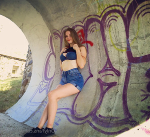 Allice Leo nude 4