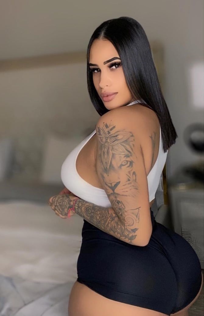 Alyne Lary nude 5