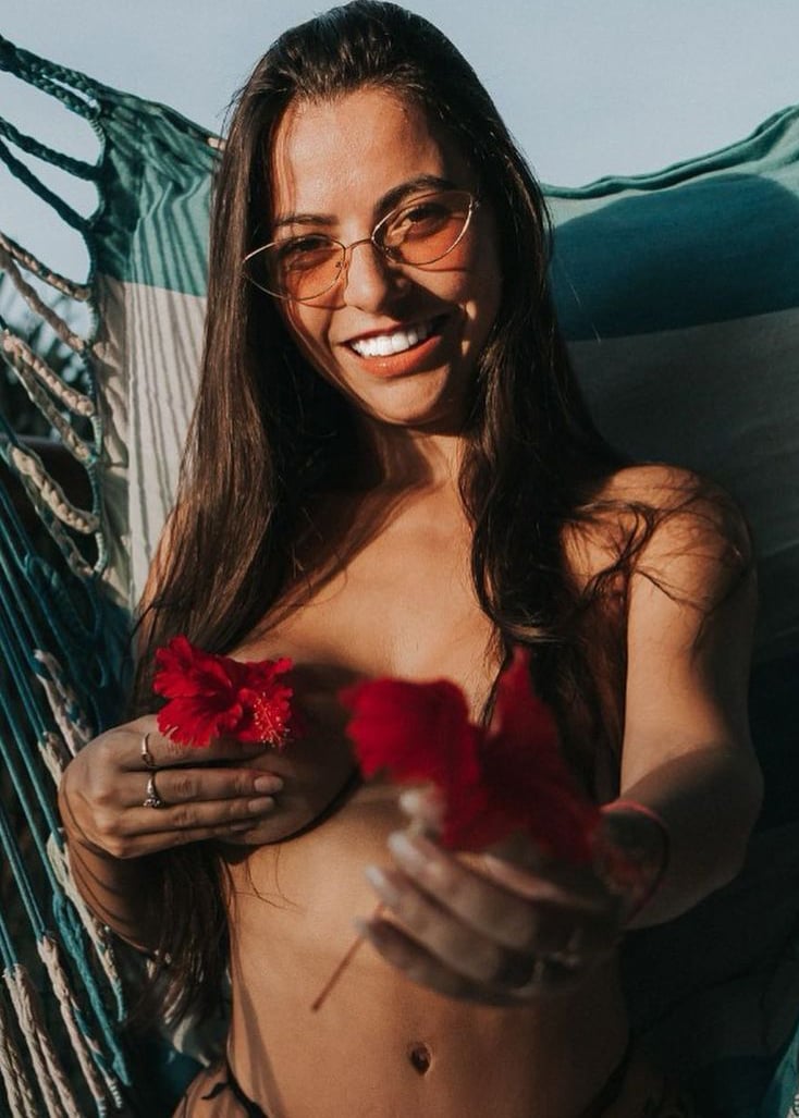 Alyne Lary nude 6
