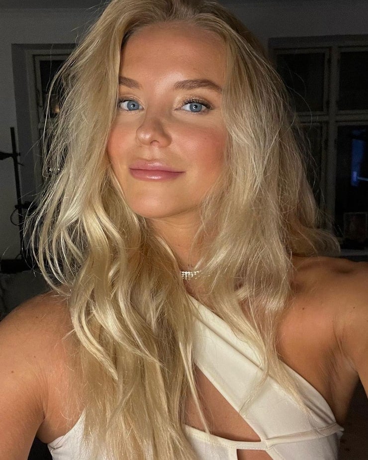 Amalie Mikkelsen nude 10