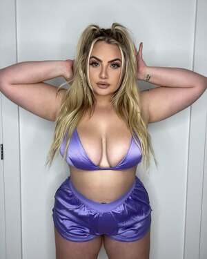 Amanda XO nude 2