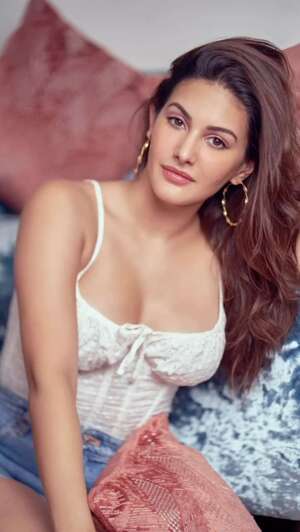 Amyra Dastur nude 6