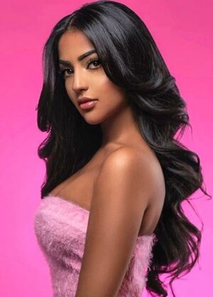 Aneeqa Farid nude 10
