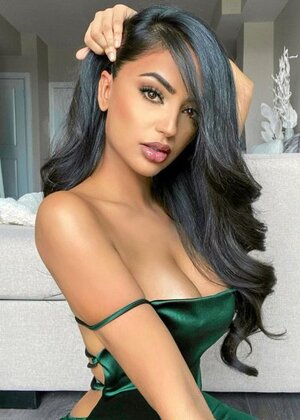 Aneeqa Farid nude 12