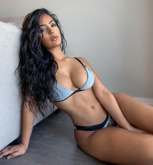 Aneeqa Farid nude 5