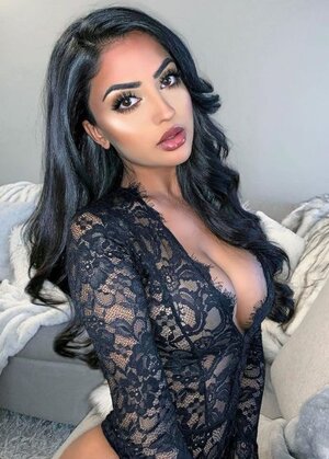 Aneeqa Farid nude 7