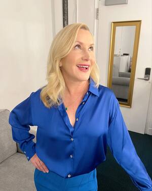 Angela Kinsey nude 10