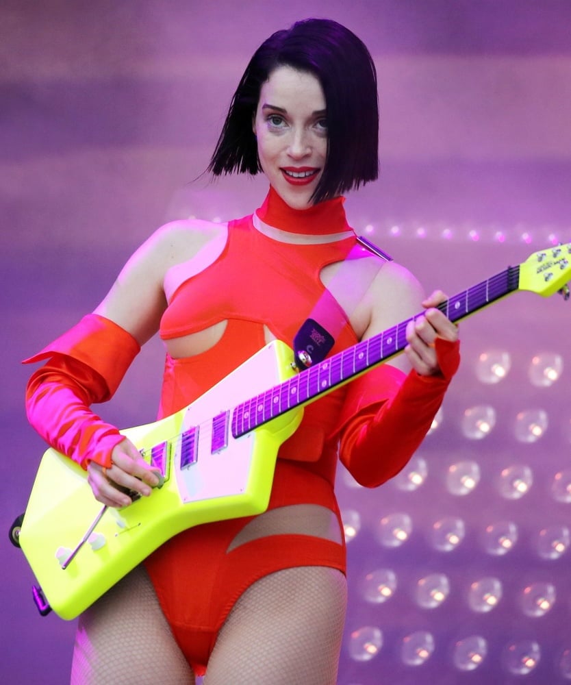 Annie Clark nude 4