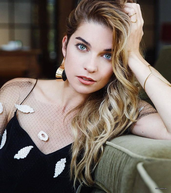 Annie Murphy nude 11