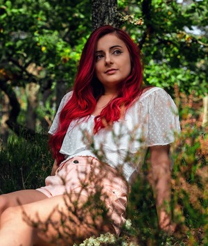 AnnieFuchsia nude 3
