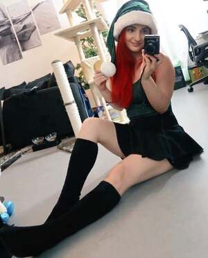 AnnieFuchsia nude 7