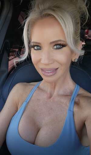 Anyaxo nude 8