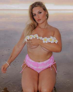 Aqui Sandra nude 1