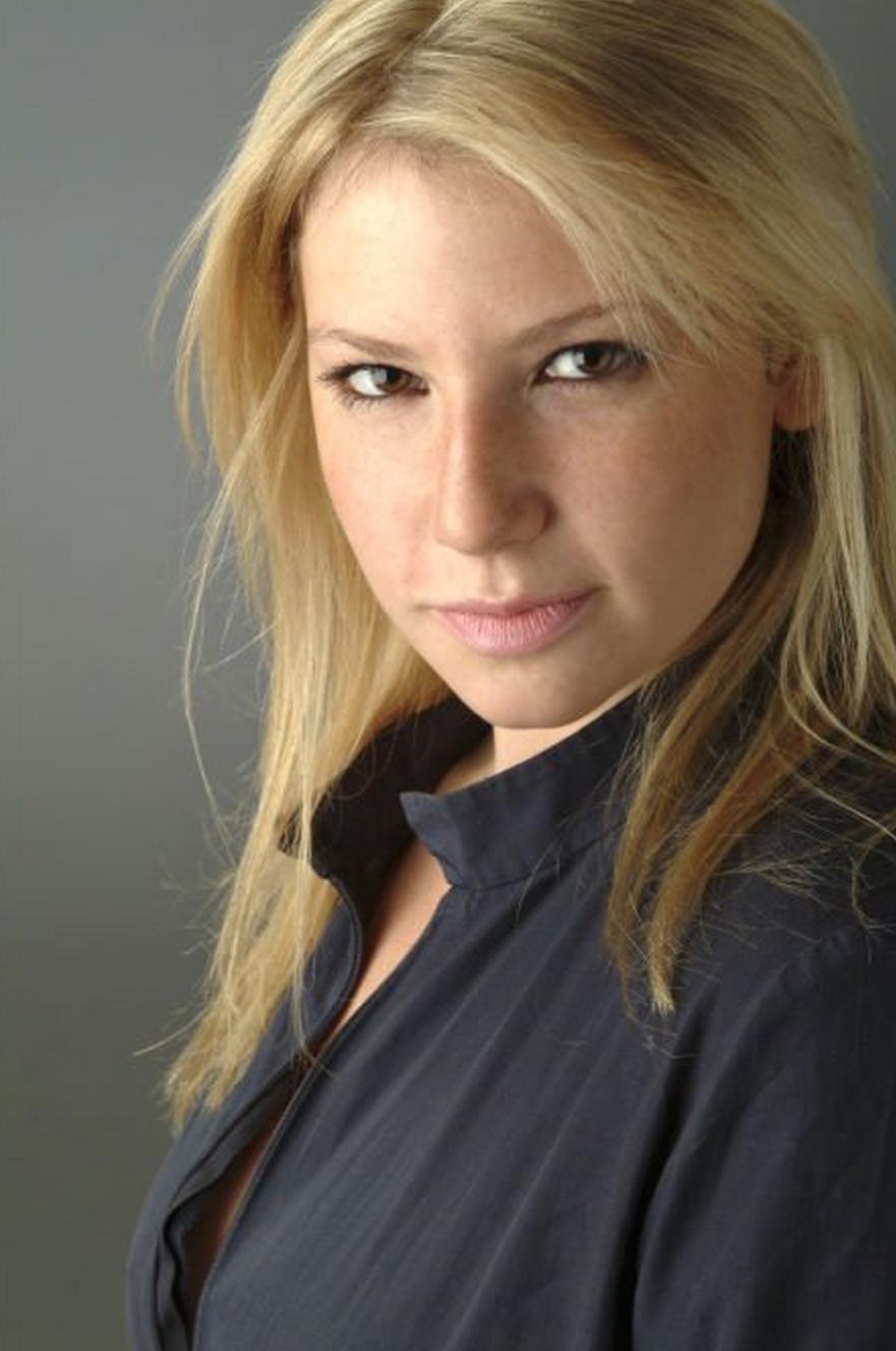 Ari Graynor nude 12