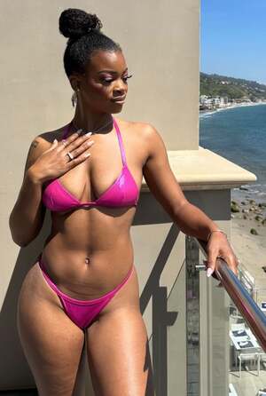 Ari Lennox nude 5