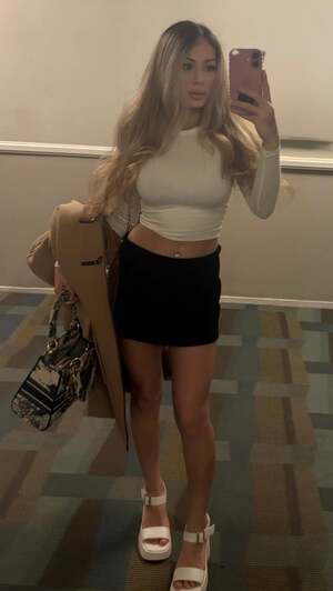Ariana Lively nude 7