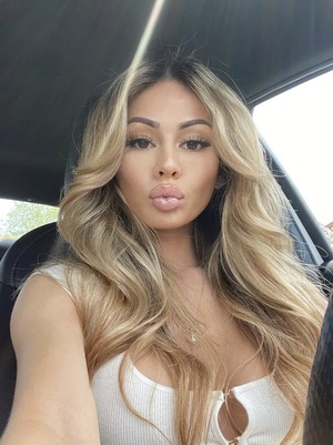 Ariana Lively nude 8