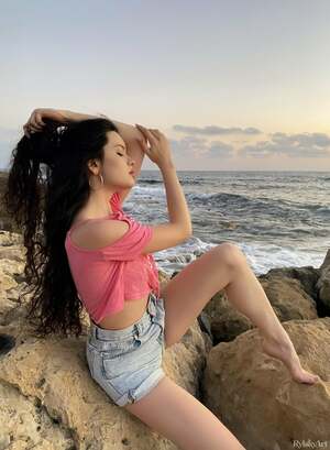 Ariana Mun nude 12