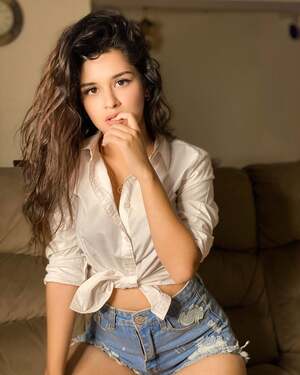 Avneet Kaur nude 10