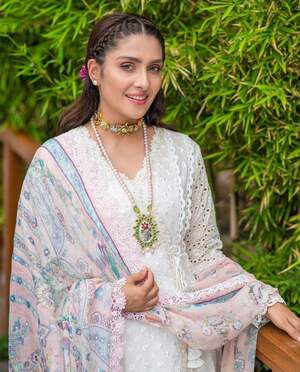Ayeza Khan nude 10
