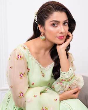Ayeza Khan nude 11