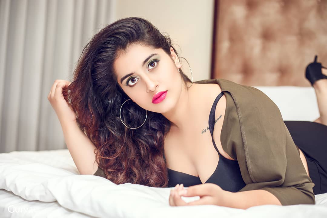 Azmeen Mandroina nude 11