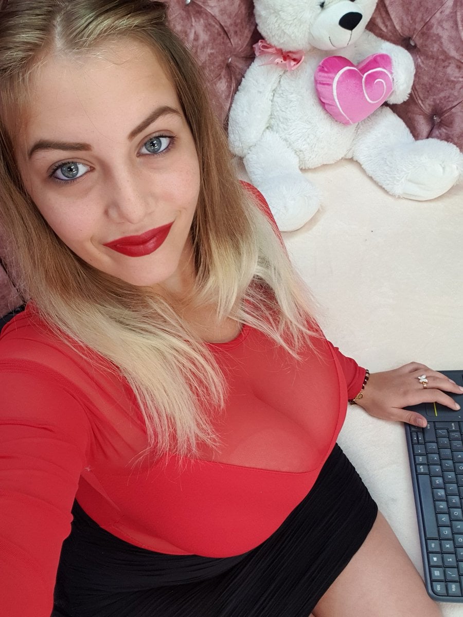 Bella Rosse nude 6