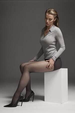 Betty Gilpin nude 11
