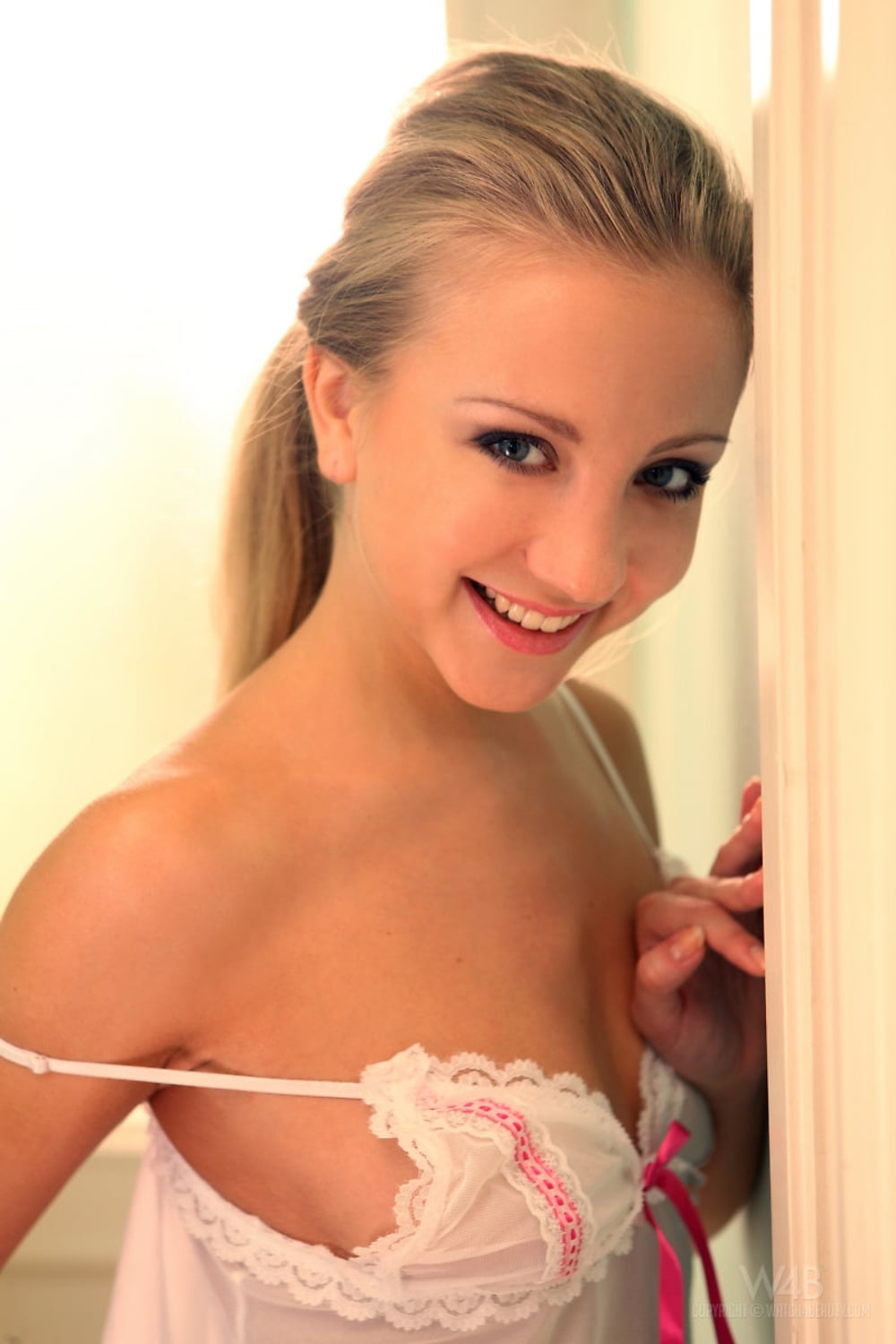 Betty Sinovia nude 9