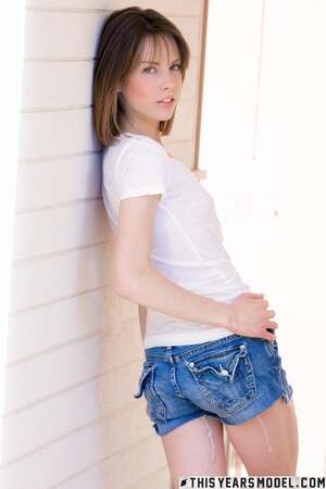 Bonnie Apricot nude 10
