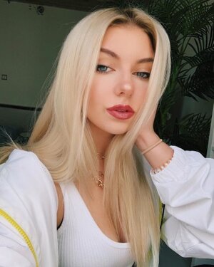Brooke Barry nude 7