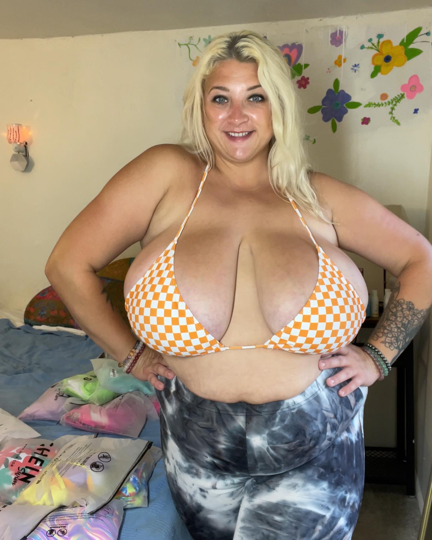 Cambria Curves nude 3
