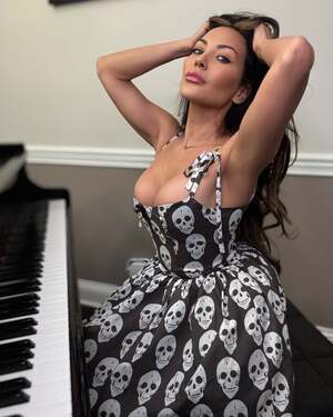 Carla Harvey nude 8