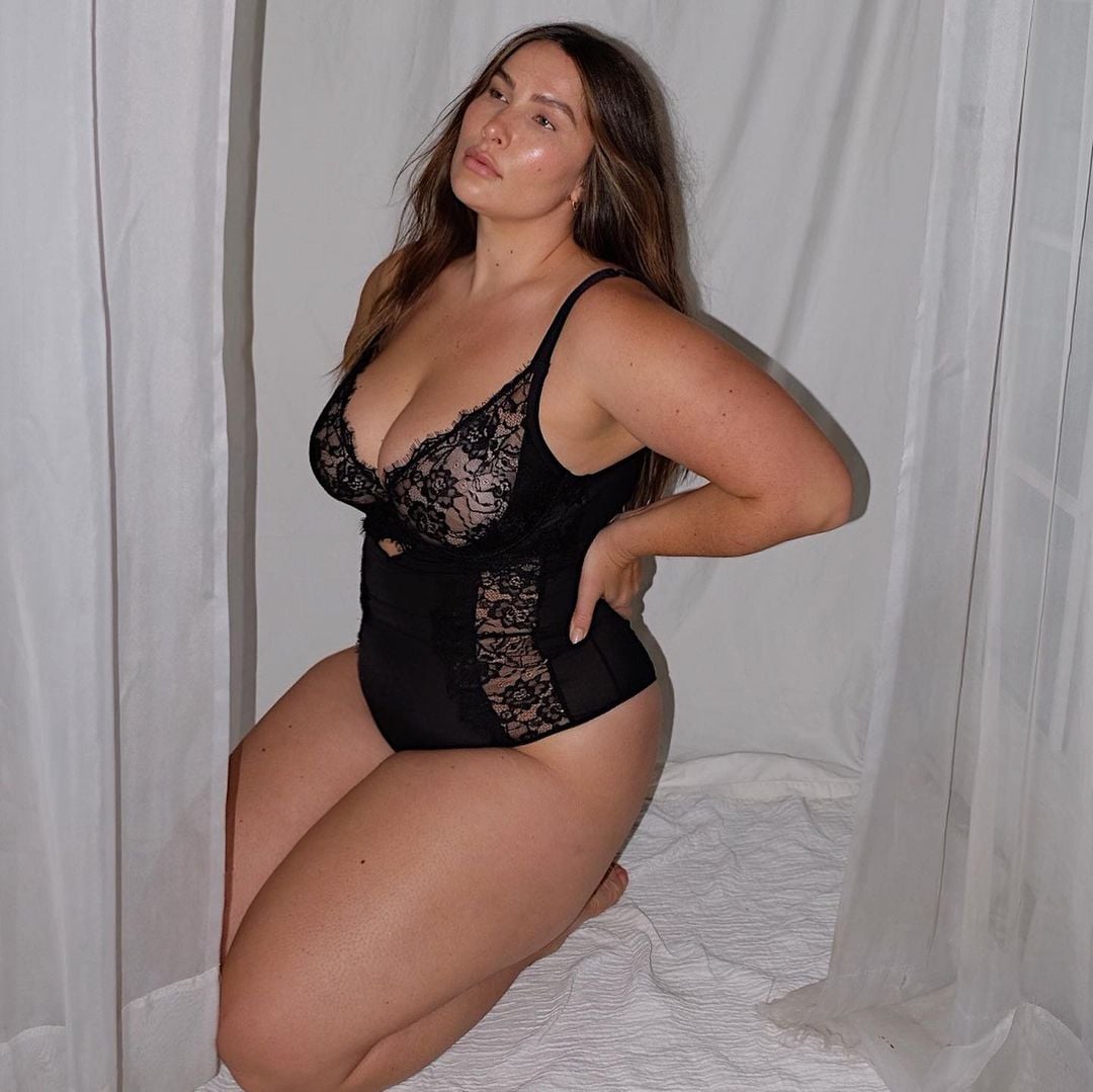 Chelsea Miller nude 12