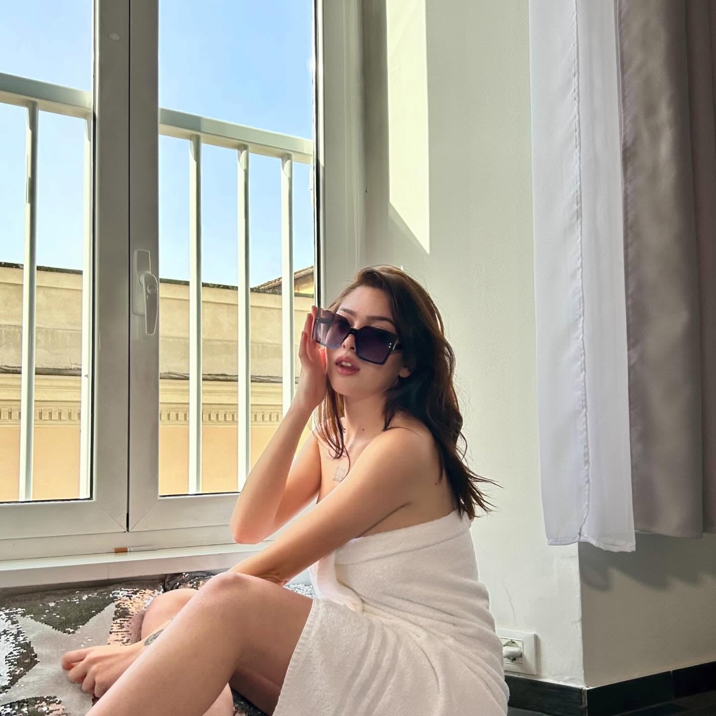 Claudia Dorelfi nude 8