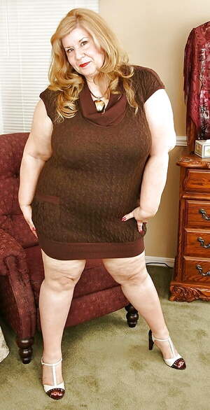 Curvy Sharon nude 4