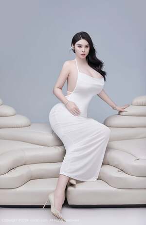 Dai Ruo Xin nude 3