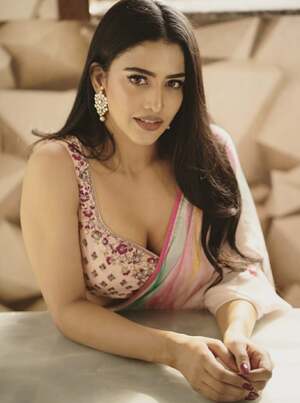 Daksha Nagarkar nude 8